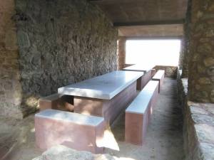 Zona de mesas techada en la Cruz del Herrerito