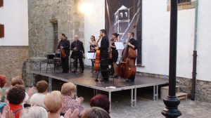 Una de las ediciones musicales junto a la torre. Fuente imagen: villadecandelario.com