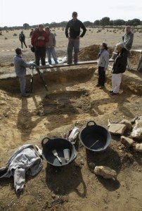 Durante la exhumación en Vecinos (Salamanca)