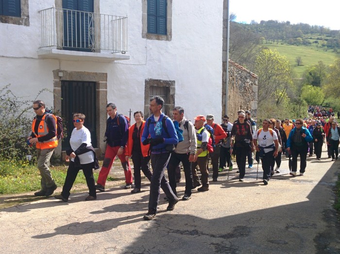 La marcha senderista La Salamanquesa a su paso por los Molinos de Pichón